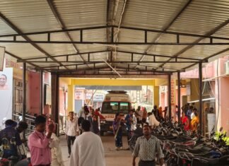 मड़िहान क्षेत्र के ग्राम रामपुर में ट्रक और बाइक सवार की टक्कर में तीन की मौत