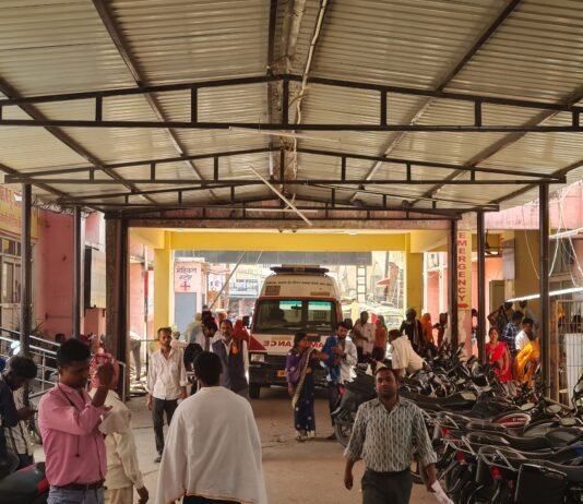 मड़िहान क्षेत्र के ग्राम रामपुर में ट्रक और बाइक सवार की टक्कर में तीन की मौत