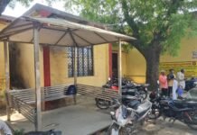 मिर्जापुर में सरकारी शेड में लगी स्टील सीटें गायब, लोगों की सुविधा पर लगा ग्रहण