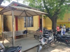 मिर्जापुर में सरकारी शेड में लगी स्टील सीटें गायब, लोगों की सुविधा पर लगा ग्रहण