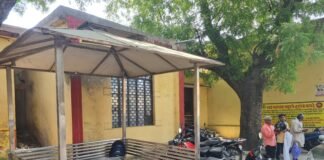 मिर्जापुर में सरकारी शेड में लगी स्टील सीटें गायब, लोगों की सुविधा पर लगा ग्रहण