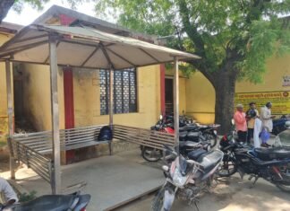 मिर्जापुर में सरकारी शेड में लगी स्टील सीटें गायब, लोगों की सुविधा पर लगा ग्रहण