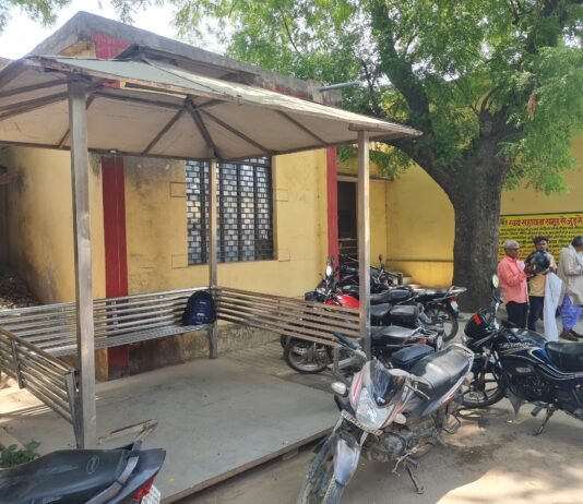 मिर्जापुर में सरकारी शेड में लगी स्टील सीटें गायब, लोगों की सुविधा पर लगा ग्रहण