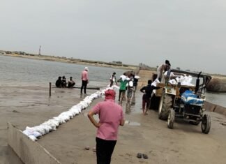 आंधी और गंगा के बढ़ते जलस्तर से नेवड़िया घाट का पांटून पुल क्षतिग्रस्त, दो दिन रहेगा बंद