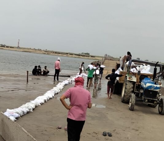 आंधी और गंगा के बढ़ते जलस्तर से नेवड़िया घाट का पांटून पुल क्षतिग्रस्त, दो दिन रहेगा बंद