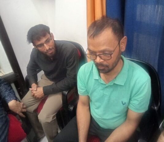 मिर्जापुर में लेखपाल 10 हजार रुपये रिश्वत लेते रंगे हाथ गिरफ्तार