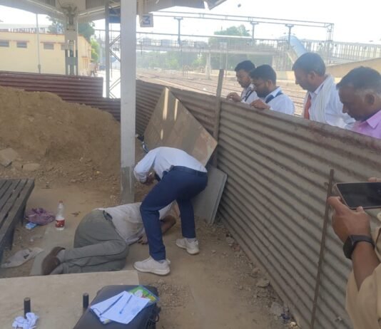 मिर्जापुर रेलवे स्टेशन के प्लेटफॉर्म नंबर तीन पर अधेड़ का शव मिलने से सनसनी