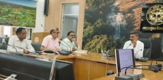 मिर्जापुर की खराब सड़कों पर उद्यमियों का फूटा गुस्सा