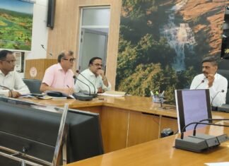 मिर्जापुर की खराब सड़कों पर उद्यमियों का फूटा गुस्सा