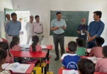 आंगनबाड़ी में 6 बच्चे मिले, DM नाराज़; स्कूलों की कम उपस्थिति पर भी सख्ती