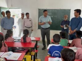 आंगनबाड़ी में 6 बच्चे मिले, DM नाराज़; स्कूलों की कम उपस्थिति पर भी सख्ती