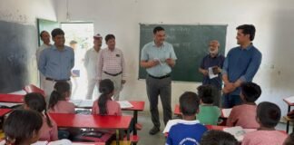 आंगनबाड़ी में 6 बच्चे मिले, DM नाराज़; स्कूलों की कम उपस्थिति पर भी सख्ती