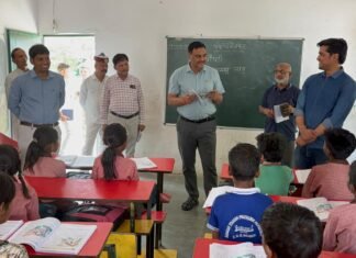आंगनबाड़ी में 6 बच्चे मिले, DM नाराज़; स्कूलों की कम उपस्थिति पर भी सख्ती