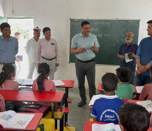 आंगनबाड़ी में 6 बच्चे मिले, DM नाराज़; स्कूलों की कम उपस्थिति पर भी सख्ती