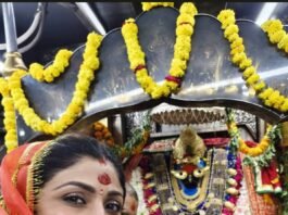 फिल्मी हिरोइन शिल्पा शेट्टी ने मां विंध्यवासिनी धाम में किए दर्शन-पूजन