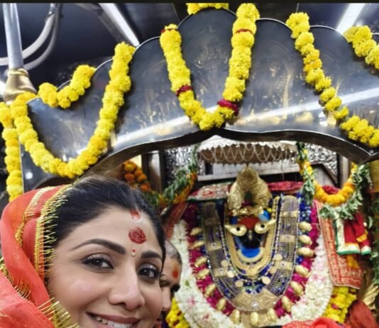 फिल्मी हिरोइन शिल्पा शेट्टी ने मां विंध्यवासिनी धाम में किए दर्शन-पूजन