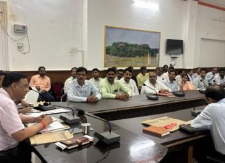 मिर्जापुर के स्कूलों के लिए डीएम का निर्देश पूरे सत्र की फीस एक साथ लेने पर रोक