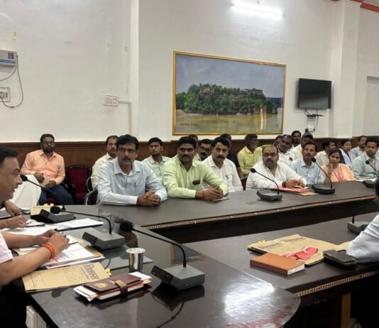 मिर्जापुर के स्कूलों के लिए डीएम का निर्देश पूरे सत्र की फीस एक साथ लेने पर रोक