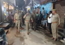 मिर्जापुर के संवेदनशील इलाकों में एसपी की पैदल गश्त