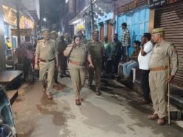 मिर्जापुर के संवेदनशील इलाकों में एसपी की पैदल गश्त