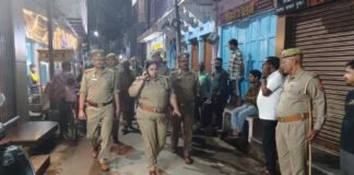 मिर्जापुर के संवेदनशील इलाकों में एसपी की पैदल गश्त