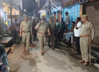 मिर्जापुर के संवेदनशील इलाकों में एसपी की पैदल गश्त