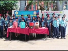 भीषण गर्मी में स्काउट-गाइड छात्रों ने पेश की मिसाल, जरूरतमंदों को बांटे ठंडे पेय