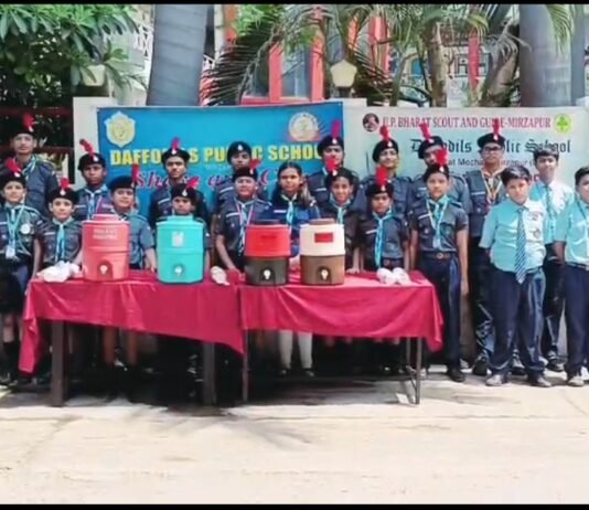 भीषण गर्मी में स्काउट-गाइड छात्रों ने पेश की मिसाल, जरूरतमंदों को बांटे ठंडे पेय