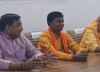 सवालों में घिरी सड़कों की बदहाली, प्रेस वार्ता में घुमावदार जवाब