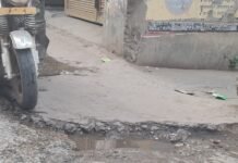पुरानी बजाजी-पक्का घाट मार्ग पर गड्ढों व अतिक्रमण से बढ़ी परेशानी