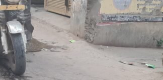पुरानी बजाजी-पक्का घाट मार्ग पर गड्ढों व अतिक्रमण से बढ़ी परेशानी