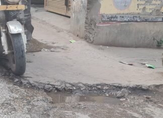 पुरानी बजाजी-पक्का घाट मार्ग पर गड्ढों व अतिक्रमण से बढ़ी परेशानी