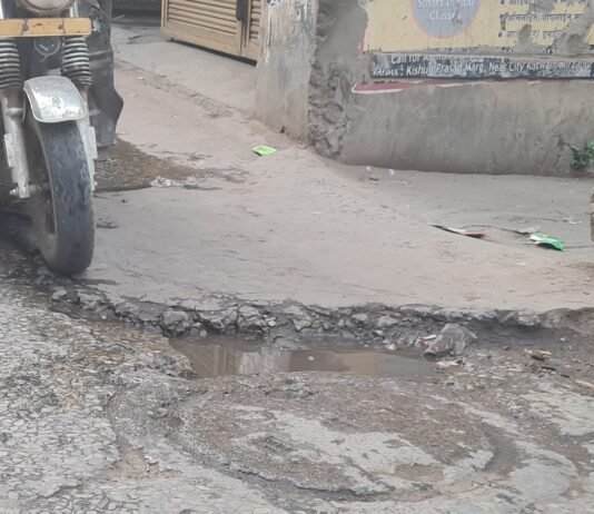 पुरानी बजाजी-पक्का घाट मार्ग पर गड्ढों व अतिक्रमण से बढ़ी परेशानी