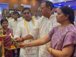 शिक्षामित्रों के बढ़े मानदेय पर भव्य सम्मान समारोह, प्रतीकात्मक चेक वितरित