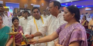 शिक्षामित्रों के बढ़े मानदेय पर भव्य सम्मान समारोह, प्रतीकात्मक चेक वितरित