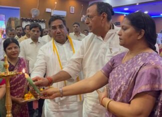 शिक्षामित्रों के बढ़े मानदेय पर भव्य सम्मान समारोह, प्रतीकात्मक चेक वितरित