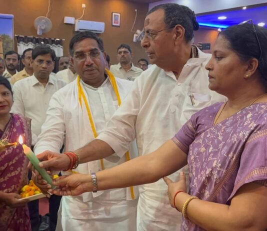 शिक्षामित्रों के बढ़े मानदेय पर भव्य सम्मान समारोह, प्रतीकात्मक चेक वितरित