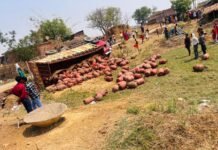 मिर्जापुर: ड्रामलगंज के गलरिया गांव में गैस सिलेंडर से भरा ट्रक पलटा