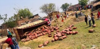 मिर्जापुर: ड्रामलगंज के गलरिया गांव में गैस सिलेंडर से भरा ट्रक पलटा