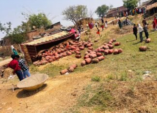 मिर्जापुर: ड्रामलगंज के गलरिया गांव में गैस सिलेंडर से भरा ट्रक पलटा