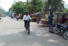 मिर्जापुर में जिला उद्यान अधिकारी साइकिल से पहुंचे कार्यालय