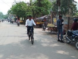 मिर्जापुर में जिला उद्यान अधिकारी साइकिल से पहुंचे कार्यालय