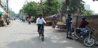 मिर्जापुर में जिला उद्यान अधिकारी साइकिल से पहुंचे कार्यालय