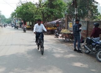 मिर्जापुर में जिला उद्यान अधिकारी साइकिल से पहुंचे कार्यालय