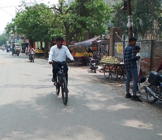 मिर्जापुर में जिला उद्यान अधिकारी साइकिल से पहुंचे कार्यालय