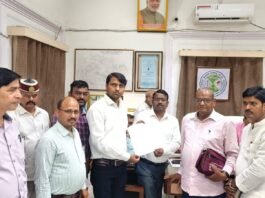विद्युत अभियंताओं ने समस्याओं के समाधान को लेकर जिलाधिकारी को सौंपा ज्ञापन