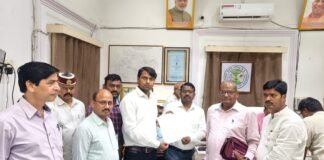 विद्युत अभियंताओं ने समस्याओं के समाधान को लेकर जिलाधिकारी को सौंपा ज्ञापन