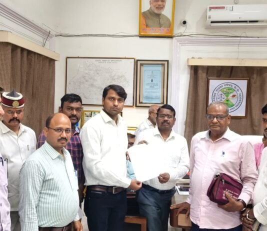 विद्युत अभियंताओं ने समस्याओं के समाधान को लेकर जिलाधिकारी को सौंपा ज्ञापन