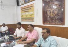 मिर्जापुर जिलाधिकारी ने सात अधिकारियों का वेतन रोकने का दिया निर्देश