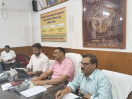 मिर्जापुर जिलाधिकारी ने सात अधिकारियों का वेतन रोकने का दिया निर्देश